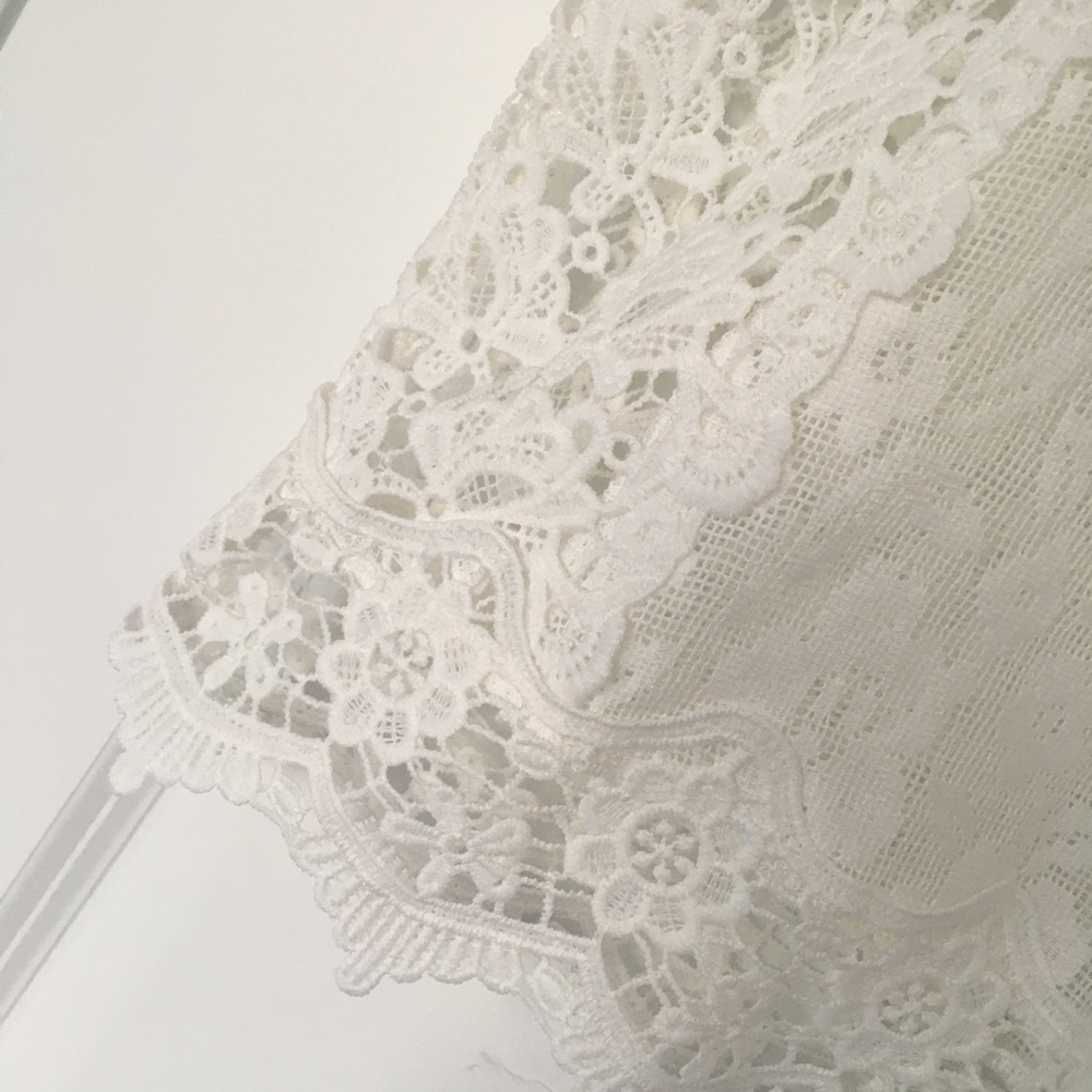 Crochet/Lace Cropped Top in White - Size Medium - Picture 3 of 7
